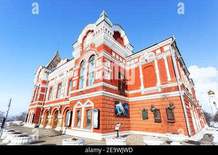 Samara, Russia - 17 febbraio 2018: Edificio storico del teatro di dramma nella soleggiata giornata invernale Foto Stock