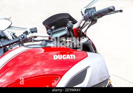 Samara, Russia - 18 maggio 2019: Emblema di Dukati su una moto sportiva rossa. Il marchio Ducati si trova su un carro armato per biciclette sportive Foto Stock