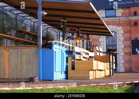 Ristorante con bar e terrazza chiuso sulla spiaggia del Danubio a causa della pandemia di coronavirus a Budapest, Ungheria Foto Stock