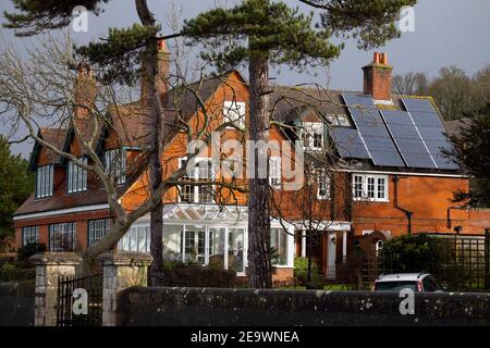Solare,pannello,array,su,casa,tetto,grande,Isola di Wight,Inghilterra,Regno Unito, Foto Stock