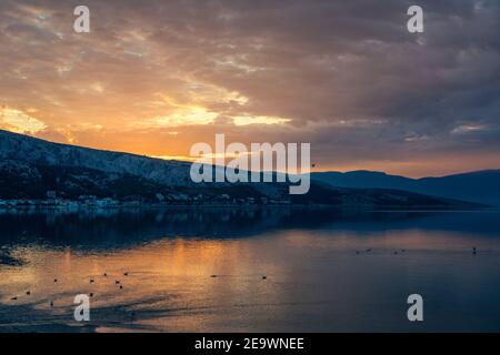 Sole all'alba sul mare Adriatico. Vista dalla baia di Baska. Isola di Krk. Croazia. Europa. Foto Stock