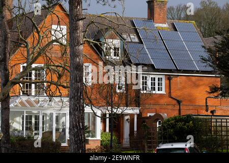 Solare,pannello,array,su,casa,tetto,grande,Isola di Wight,Inghilterra,Regno Unito, Foto Stock