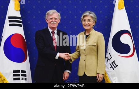 Il consigliere per la sicurezza nazionale John Bolton incontra il ministro degli Esteri del governo coreano Kang Kyung-wha. Foto Stock