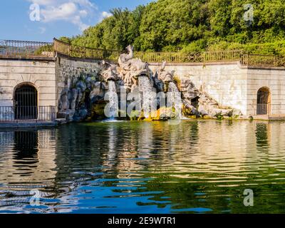 Splendida vista della fontana dei tre delfini, la Reggia di Caserta, Italia Foto Stock