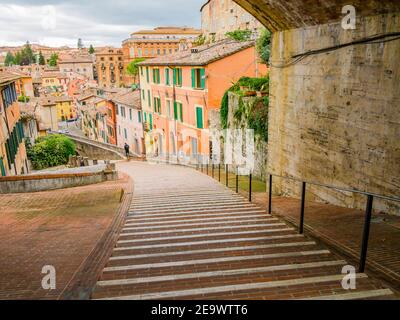 Perugia, pittoresca vista sull'acquedotto medievale, strada pedonale circondata da case colorate, Umbria, Italia centrale Foto Stock