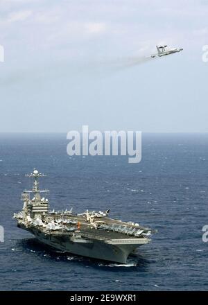 NATO e-3A Airborne Warning and Control System Airborne Warning and Control System Airbancare over USS George Washington (CVN-73) 080303 Foto Stock