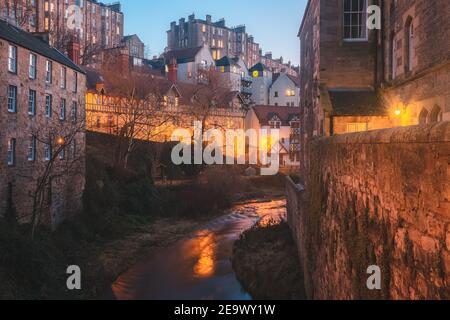 Vista serale sulle acque di Leith e sugli edifici in affito attraverso il centro storico di Dean Village a Edimburgo, Scozia, in un pomeriggio invernale limpido. Foto Stock