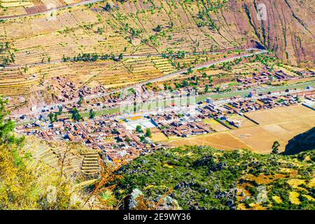 Veduta aerea del villaggio Pisac nella valle sacra di Urubamba, Perù, Sud America. Foto Stock