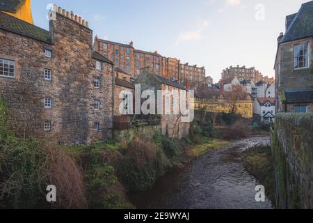 Ammira le acque di Leith e gli edifici in affito attraverso il centro storico di Dean Village a Edimburgo, in Scozia, in un pomeriggio invernale limpido. Foto Stock