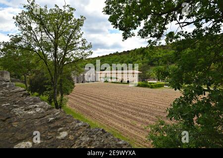 Vista panoramica dell'Abbazia di Sénanque e dei suoi dintorni, una comunità cistercense vicino al villaggio storico di Gordes in Vaucluse Provenza Francia. Foto Stock