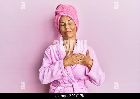 Donna sorridente in cuffia per doccia Foto stock - Alamy