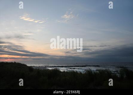 ALZATI E RISPLENDE: Una bella città atlantica in mezzo all'erba di pampas selvaggia porta in sé un nuovo giorno. Foto Stock