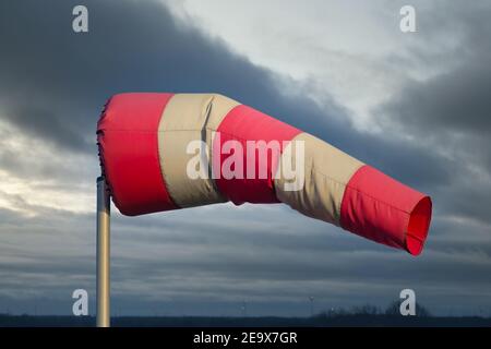 Windsock nella campagna olandese con vento pesante e cielo tempestoso Foto Stock