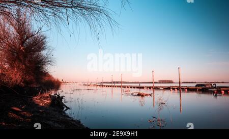 Passeggiata in legno sul Danubio durante il tramonto vicino alla città di Galati in Romania. - intervallo di tempo Foto Stock