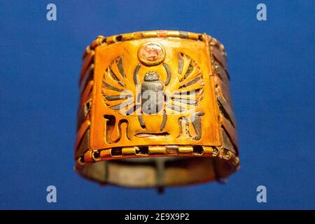 Cairo, Museo Egizio, gioielli trovati nella necropoli reale di Tanis, sepoltura del re Psuvennes i: Anklet con serpenti, e una scarabea alata. Foto Stock