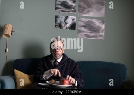 TIMOTHY SPALL in IT SNOWS IN BENIDORM (2020), diretto da ISABEL COIXET. Credit: El Deseo / RTVE / Album Foto Stock