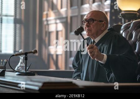 FRANK LANGELLA NEL PROCESSO DEL CHICAGO 7 (2020), DIRETTO DA AARON SORKIN. Credito: FOTO DREAMWORKS / Album Foto Stock