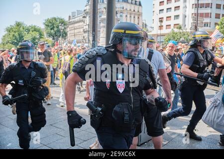 PARIGI, FRANCIA - 29 GIUGNO 2019: La polizia di CRS si è rivolta contro le folle alla 33a protesta di Gilets Juanes (giubbotto giallo) a Parigi. Foto Stock