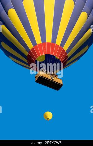Palloncini luminosi ad aria calda su sfondo blu del cielo, vista dal basso verso l'alto. Foto Stock