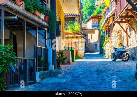 Strette strade della vecchia Kakopetria su Cipro Foto Stock