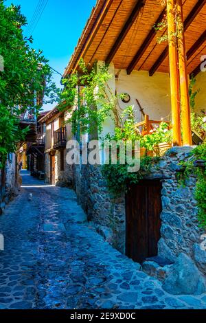 Strette strade della vecchia Kakopetria su Cipro Foto Stock