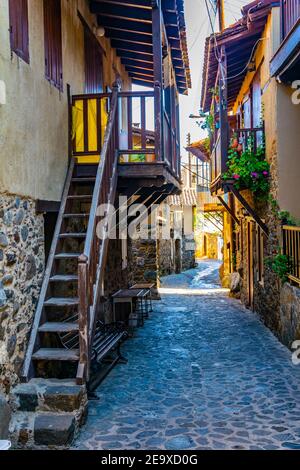 Strette strade della vecchia Kakopetria su Cipro Foto Stock