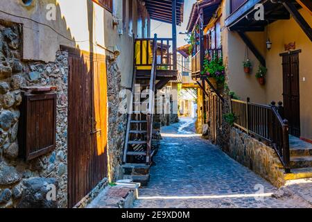 Strette strade della vecchia Kakopetria su Cipro Foto Stock