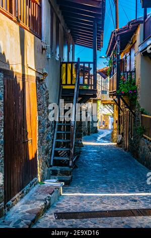 Strette strade della vecchia Kakopetria su Cipro Foto Stock