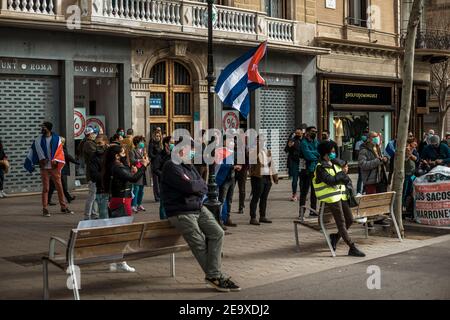 Barcellona, Spagna. 6 Feb 2021. I cubani esiliati si riuniscono di fronte al Consolato Generale di Cuba a Barcellona per protestare per la liberazione dei prigionieri politici. Credit: Matthias Oesterle/Alamy Live News Foto Stock