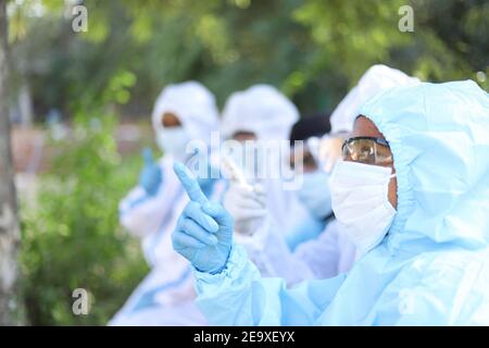 I medici indossano i DPI e hanno una discussione all'aperto Foto Stock