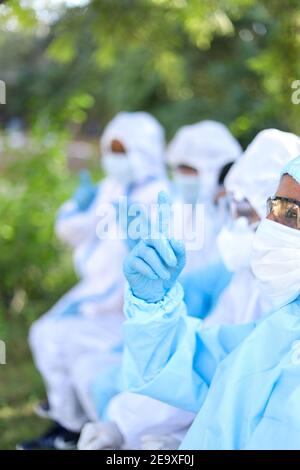 I medici indossano i DPI e hanno una discussione all'aperto Foto Stock