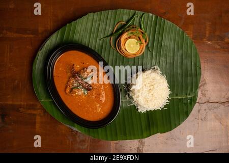 curry indiano di pesce con riso servito su foglia di banana, vista dall'alto Foto Stock