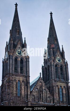 Namesti Miru San Ludmila Chiesa di neve torri giorno Foto Stock