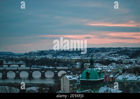 Vista dei ponti di Praga dal parco Letna giorno d'inverno Foto Stock