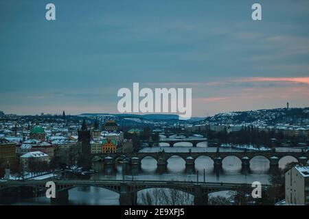 Vista dei ponti di Praga dal parco Letna giorno d'inverno Foto Stock