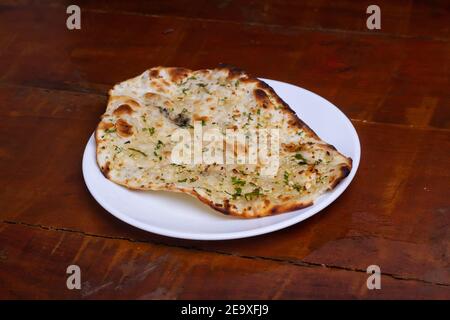 Pane piatto indiano fatto in casa con grano intero. Su tavola di legno stock foto. Foto Stock