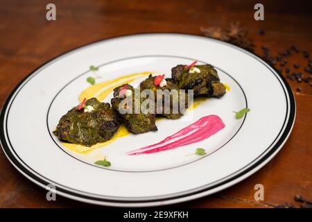 Spiedino di pollo Kebab. Piatto indiano tradizionale cucinato su carbone e fiamma. Foto Stock