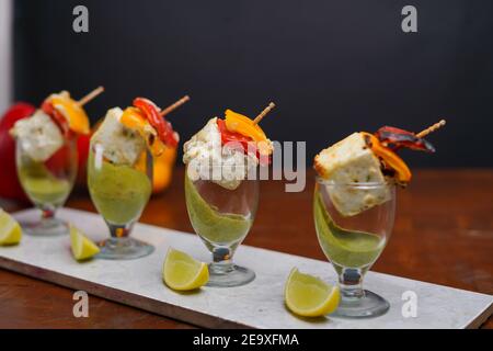 il paneer indiano tikka servito in vetro con chatni verdi. Foto Stock