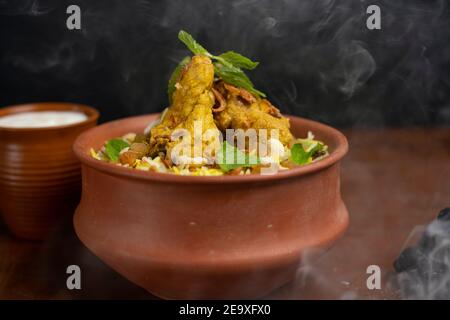 Delizioso pollo piccante biryani, indiano o pakistano ramzan cibo. Su sfondo fumoso. Foto Stock
