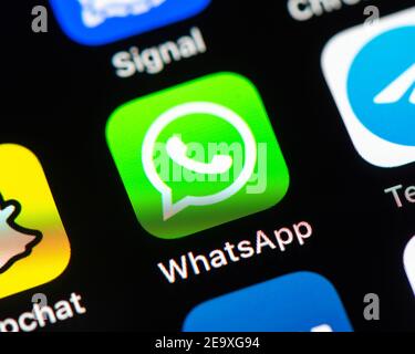 Icona dell'applicazione WhatsApp Messenger sullo schermo dell'iPhone. WhatsApp Messenger è un servizio di messaggistica multipiattaforma americano freeware di proprietà di Facebook. Foto Stock