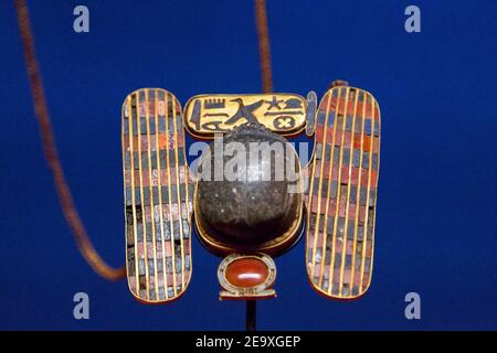 Egitto, Cairo, Museo Egizio, gioielli trovati nella necropoli reale di Tanis, sepoltura di Psuscennes : pettorale a forma di scarabeo alato. Foto Stock
