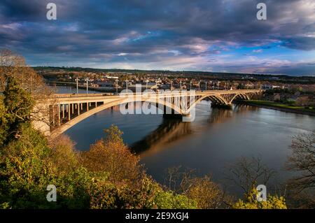 Il Royal Tweed Bridge a Berwick Upon Tweed che tra il 1928 e l'inizio degli anni '80 portava la Great North Road (A1) Foto Stock