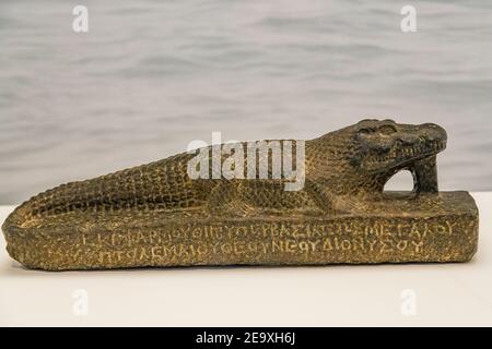 Mostra 'il regno animale nell'antico Egitto', organizzata nel 2015 dal Museo del Louvre. Statua del coccodrillo Petesouchos, periodo tolemaico, granita. Foto Stock