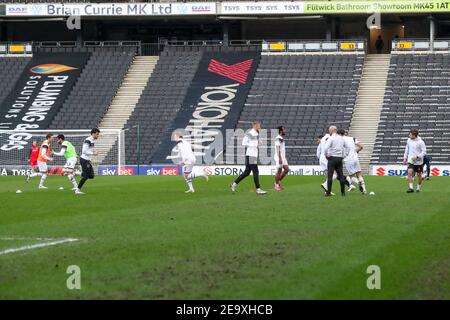 MILTON KEYNES, INGHILTERRA. 6 FEBBRAIO: I giocatori DI MK Dons si riscaldano prima della partita di Sky Bet League 1 tra MK Dons e Sunderland allo Stadio MK, Milton Keynes sabato 6 febbraio 2021. (Credit: John Cripps | MI News) Credit: MI News & Sport /Alamy Live News Foto Stock