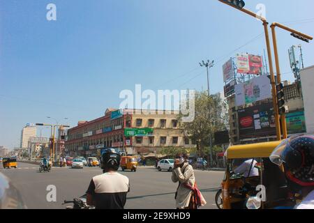 persona che pregava per strada di superare gli automobilisti bloccati nel traffico su una strada trafficata, india Foto Stock