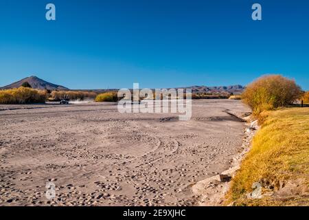 UTV a secco letto del fiume di Rio Grande a fine novembre 2020, la Llorona Park, vicino ponte su West Picacho Avenue a Las Cruces, New Mexico, USA Foto Stock