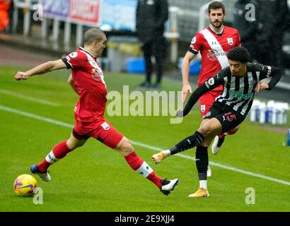 Oriol Romeu di Southampton (a sinistra) e Jamal Lewis di Newcastle United combattono per la palla durante la partita della Premier League al St James' Park, Newcastle upon Tyne. Data immagine: Sabato 6 febbraio 2021. Foto Stock