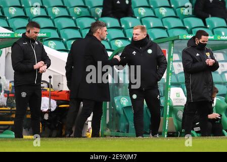 Il manager di Motherwell Graham Alexander (in centro a sinistra) saluta il manager celtico Neil Lennon (in centro a destra) prima della partita dei Premier scozzesi al Celtic Park di Glasgow. Data immagine: Sabato 6 febbraio 2021. Foto Stock