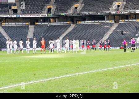 MILTON KEYNES, INGHILTERRA. 6 FEBBRAIO: Celebrazioni per la vita di Sir Tom Moore prima di Sky Bet League una partita tra MK Dons e Sunderland allo Stadio MK, Milton Keynes sabato 6 febbraio 2021. (Credit: John Cripps | MI News) Credit: MI News & Sport /Alamy Live News Foto Stock