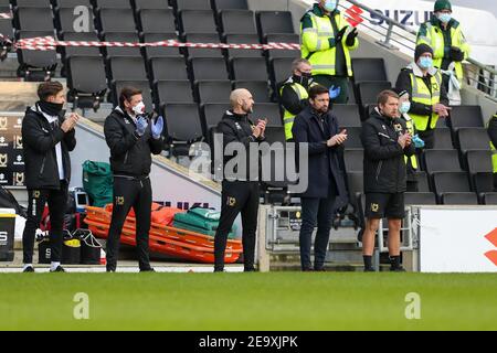 MILTON KEYNES, INGHILTERRA. 6 FEBBRAIO: Celebrazioni per la vita di Sir Tom Moore prima di Sky Bet League una partita tra MK Dons e Sunderland allo Stadio MK, Milton Keynes sabato 6 febbraio 2021. (Credit: John Cripps | MI News) Credit: MI News & Sport /Alamy Live News Foto Stock